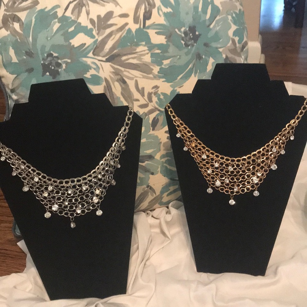 Bibbed chain link necklace with faux diamonds hang